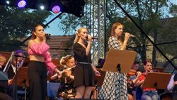 Leopoldovské hody - Vystúpenie Art Music Orchestra, dekoratívna grafika