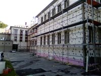 Budova základnej školy počas rekonštrukcie - zatepľovanie - dekoratívna grafika