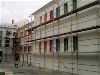 Budova základnej školy počas rekonštrukcie - zatepľovanie fasáda - dekoratívna grafika