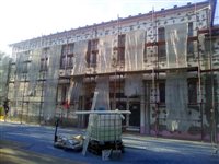 Budova základnej školy počas rekonštrukcie - zatepľovanie fasáda z bočnej strany - dekoratívna grafika