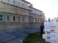 Budova základnej školy počas rekonštrukcie - zatepľovanie - dekoratívna grafika