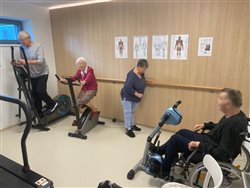 Seniori v stacionári cvičia 