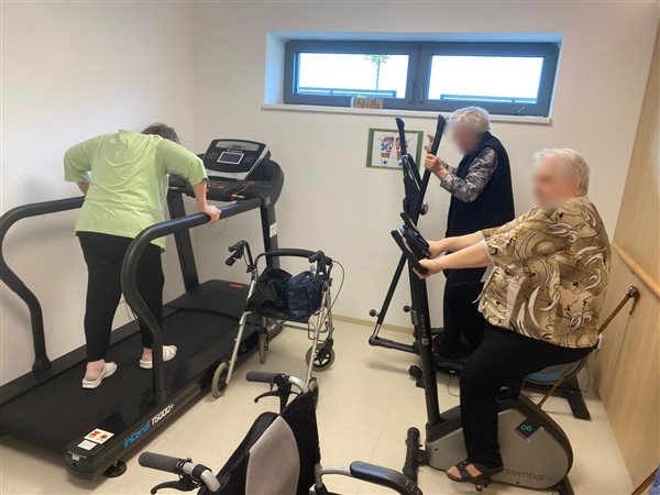 Cvičenie seniorov v dennom stacionári