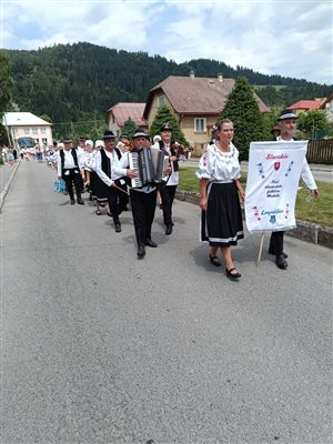Vystúpenie KSF Mestečko na Podbielanských folklórnych slávnostiach - sprievod