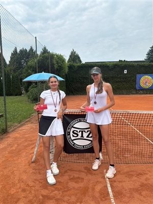 Sofia Hargašová a Laura Košútová na turnaji v Humennom