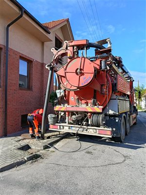 Čistenie vpustí na Štefánikovej ulici
