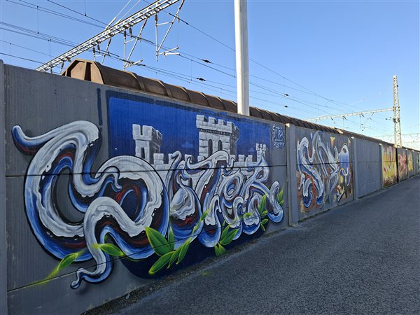 Protihluková stena pri železničnej stanici