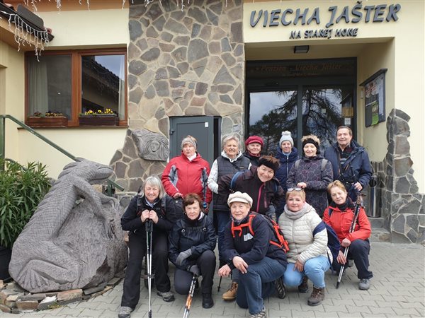 Členovia OZ Šanec pred viechou Jašter