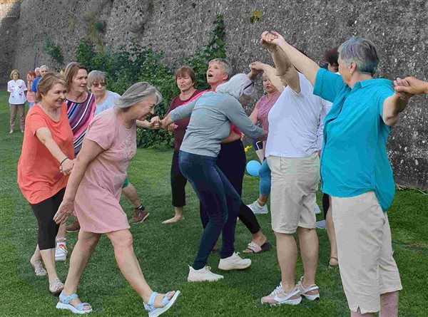 Športové aktivity seniorov na spoločnom stretnutí
