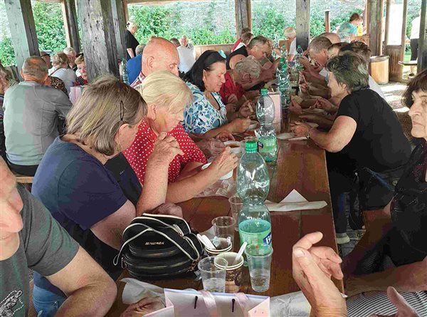 Spoločenské aktivity seniorov na spoločnom stretnutí