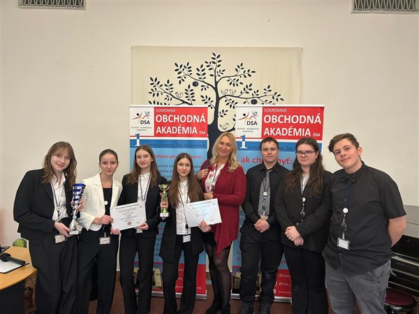 Kolektív žiakov s pani učiteľkou