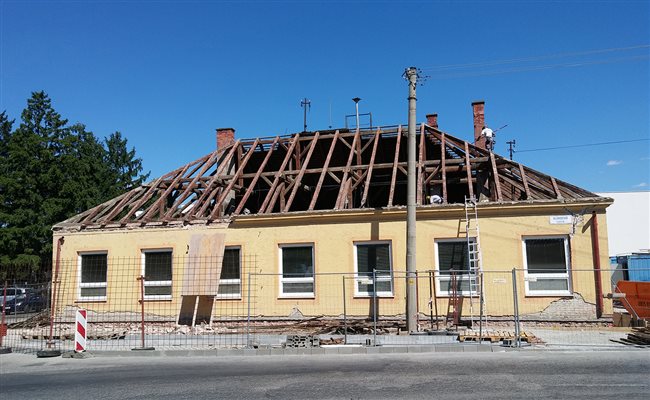 Okrem stavby nového úradu sa v roku 2021 realizuje aj rekonštrukcia starého úradu. Po skončení prác sa sem presťahuje mestská knižnica, ktorá v súčasnosti sídli na Štúrovej ulici v priestoroch bývalej policajnej stanice. Mesto plánuje v starej budove vytvoriť modernú a priestorovo „vzdušnú“ knižnicu, preto sa musia odstrániť múry medzi starými kanceláriami, aby vznikol veľký otvorený priestor. Budú v ňom police na knihy, ale aj stoly s počítačmi. Okrem knižnice tu vznikne miesto aj pre aktivity leopoldovských organizácií a klubov. 